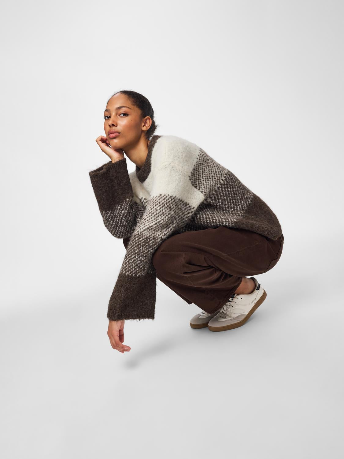 model_shot-creative